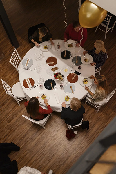 Personen sitzen an einem Tisch und genießen gemeinsam ihr Private Dinner Gourmet von Hello Chef in München